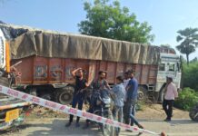 ट्रक में तिरपाल बांध रहे ड्राइवर को ट्रेलर ने मारी टक्कर, मौत, खलासी घायल