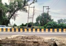 जौनपुर: रामपुर नेशनल हाईवे 135 पर नाला निर्माण में लापरवाही, खुले छड़ बने हादसे का खतरा आवागमन बाधित