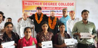 जर्मनी से आये संस्थापकों ने वाल्थर डिग्री कॉलेज में 370 विद्यार्थियों को बांटे टैबलेट*